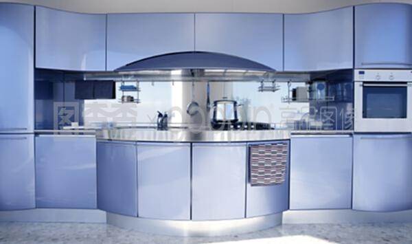 蓝色银色厨房 现代建筑装饰的时尚融合